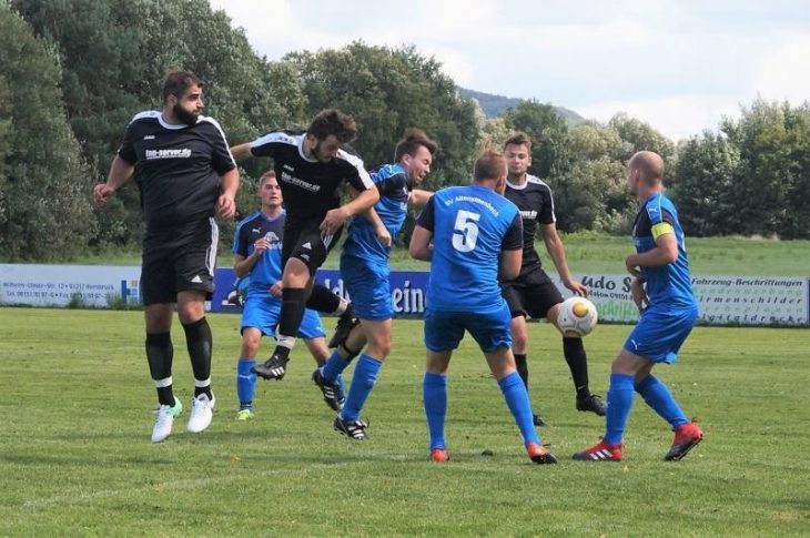 „Vollversammlung“ im Strafraum des SV Altensittenbach mit SVA-Kapitän Sebastian Schick, Spielertrainer Stefan Raum (Nr. 5) und Patrick Bär (blaue Trikots, v. rechts).