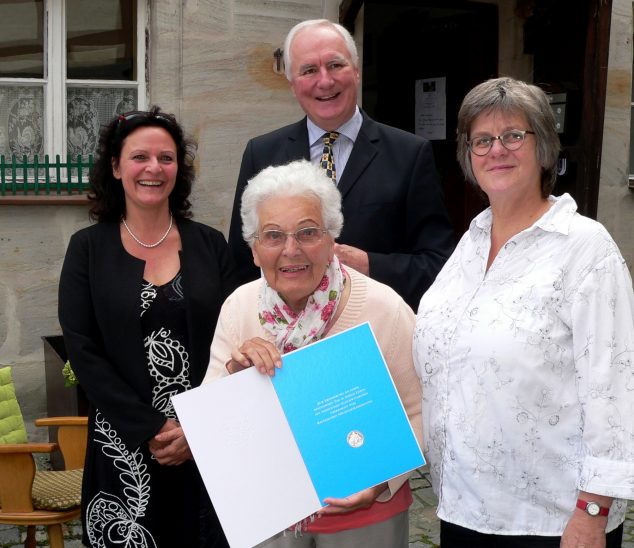 Frieda Manz (2.v.l.) feiert mit Tochter Martina Hoffmann (l.), Pfarrerin Gabriele Meyer und Dr. Johann Peter Poellot.