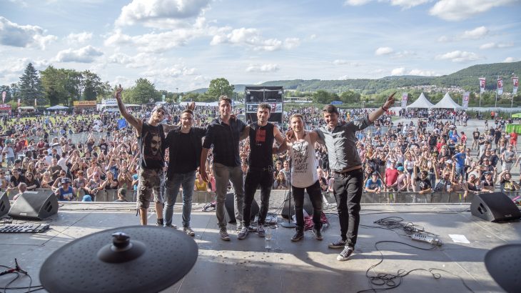 Auf derselben Bühne wie die großen Vorbilder und im Hintergrund die jubelnde Menge: Die „Blockheads“ Martin Kiesewetter, Stefan Felßner, Karim und Jonas Abdallah, Patrick Haas und Alexander Karl (von links) konnten sich diesen Traum erfüllen.