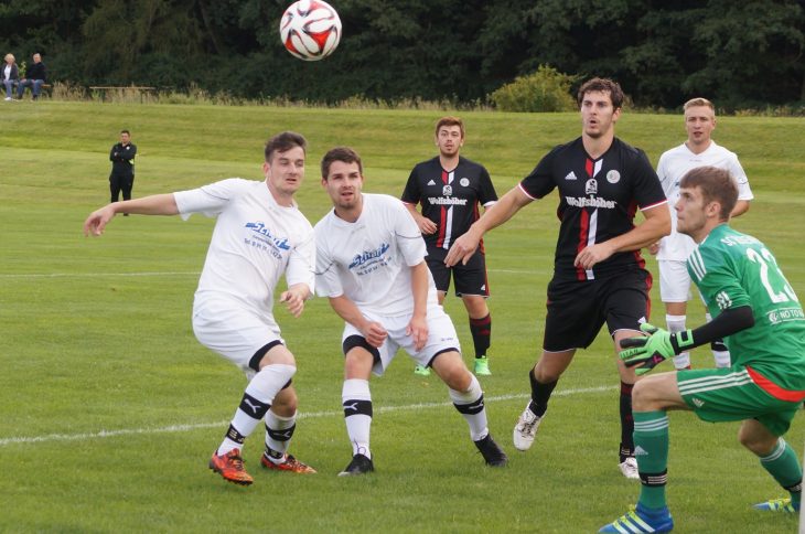 Bei diesem Eckball können Eckenhaids Torhüter Sebastian Prietz und seinen Abwehr noch Flurschaden verhindern, doch nach einem 0:0 zur Pause drehten die Henfenfelder Gäste auf und deklassierten die SCE-Reservisten am Ende mit 6:0. Foto: Keilholz