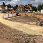 Das Fundament wird schon ausgehoben. Hinten entlang des Lohwegs entstehen die ersten beiden Gebäude des 'Altstadt-Carrés'.