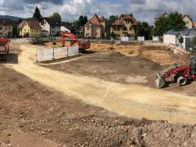 Das Fundament wird schon ausgehoben. Hinten entlang des Lohwegs entstehen die ersten beiden Gebäude des 'Altstadt-Carrés'.