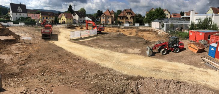 Das Fundament wird schon ausgehoben. Hinten entlang des Lohwegs entstehen die ersten beiden Gebäude des Altstadt-Carrés.