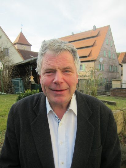 Kirchensittenbachs neuer Pfarrer Ekkehard Aupperle vor der Bartholomäuskirche  in Barthelmesaurach.