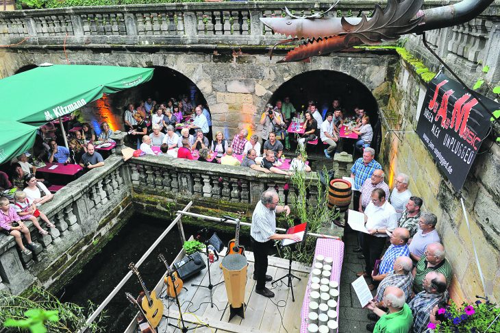 Der Haimendorfer Männergesangverein trat wie gewohnt am ersten Abend der Rockenbrunner Kirchweih im Innenhof der Gaststätte auf.