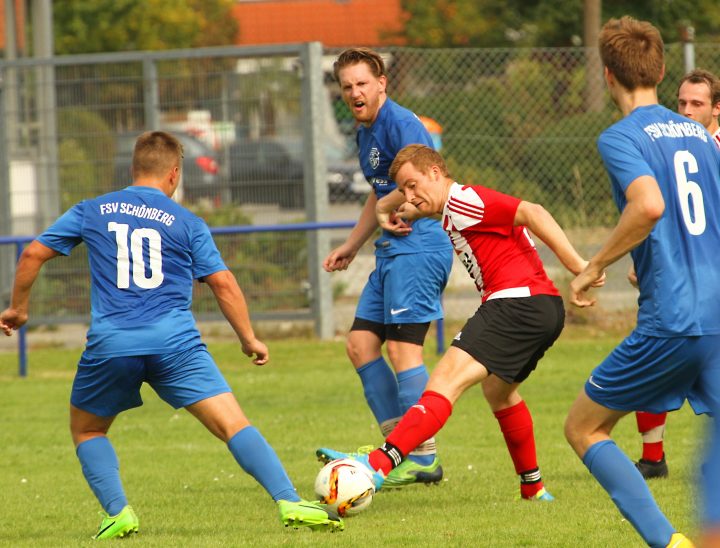 Abwehrspieler Peter Lösch (SG Am Lichtenstein/am Ball) ist von den Schönbergern Kevin Wyciszok (10), Manuel Förtsch (Mitte) und Fabian Oppel umzingelt, kann aber klären. Foto: J. Ruppert