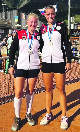 Die Laufer Tennisspielerin Lara Schmidt (li.) holte mit ihrer Partnerin Jule Niemeier Silber im Doppel bei den U18-Europameisterschaften.