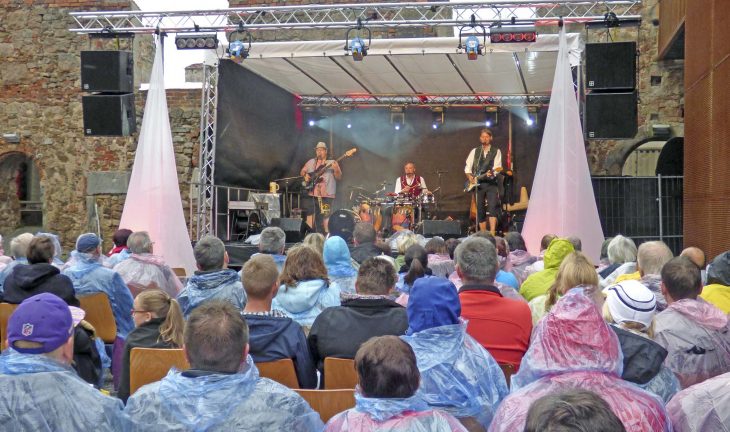 „Da Huawa, da Meier und I“ boten mit „Zeit is a Matz“ bestes bayerisches Musikkabarett in der Burg Burgthann.