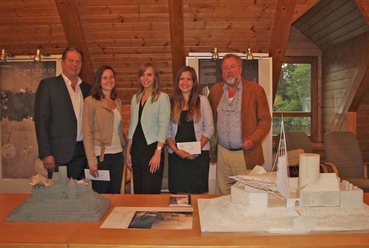 Bürgermeister Meyer (links) und Professor Dittrich mit drei der ersten Preisträgerinnen (v.l.): Anja Lausser, Manuela Haubner und Rebekka Babesch. Im Vordergrund die beiden Sieger-Modelle.