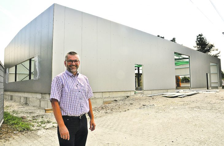 Geschäftsführer Stephan Dirlewanger präsentiert stolz die neue Lagerhalle in der Industriestraße. Durch sie wird die aktuelle Liegefläche verdoppelt.