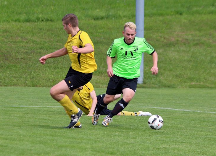Der Ezelsdorfer Torjäger Bastian Eckersberger (rechts) machte nach seiner Verletzung wieder erste Schritte in der Ezelsdorfer Reserve und sorgte gleich in der einen Stunde Spielzeit mit seinen beiden Treffern für den ersten Saison-Dreier in der A-Klasse.
