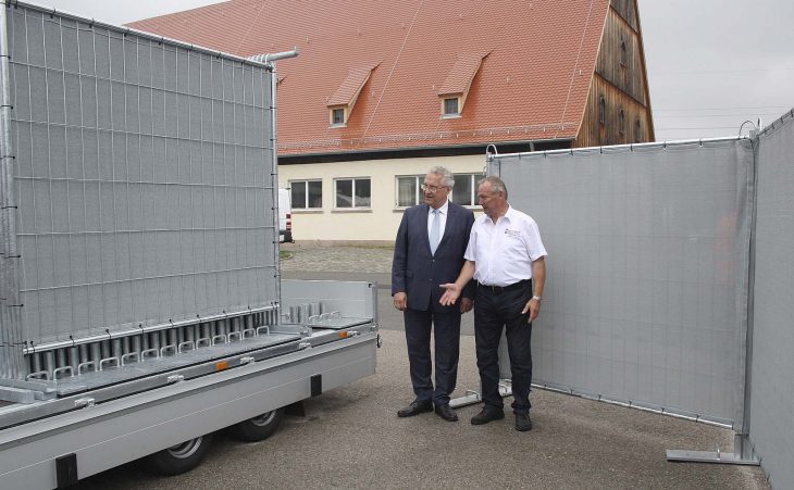 Bieten Abschirmung gegen Gaffer an Unfallstellen – die neuen Sichtschutzwände. Hier auf einem eigens dafür konzipierten Hänger.