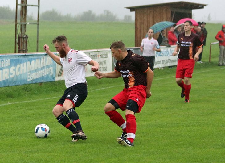Der spätere Torschütze für Wolfstein Daniel Hartl (links) im Zweikampf mit dem neuen Spielertrainer der Eismannsberger Marco Guth.