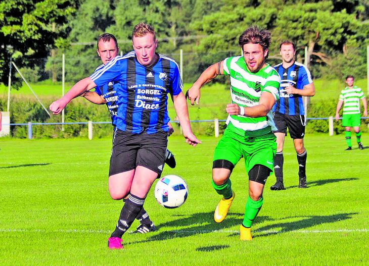 Der Winkelhaider Fabian Bachmeier (links) gewinnt das Laufduell und den Zweikampf gegen den Pöllinger Philipp Kunze (rechts).