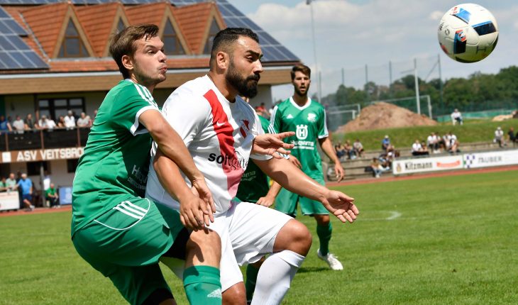 Mit ihm hat alles angefangen beim ATSV Erlangen: Ex-Profi Ahmet Kulabas (vorne) war der erste namenhafte Neuzugang, den die Erlanger an Bord holten und der Stürmer lockte dann nach und nach seine alten Kumpels aus den Nürnberger und Fürther Leistungszentren in die Hugenottenstadt.
