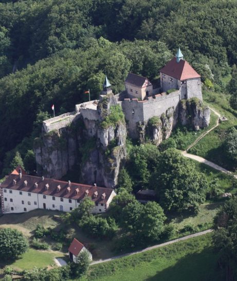 Die Burg Hohenstein öffnet am Sonntag die Türen der Oberburg und des Langen Hauses, wo unter anderem eine Bilderausstellung der Künstlerin Heidi Krines zu sehen ist.
