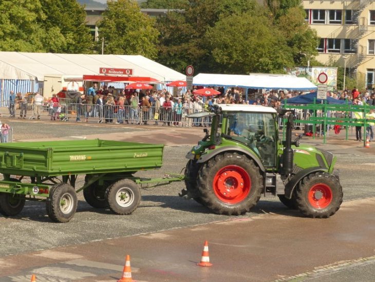 Der Ellenbacher Lokalmatador Michael Haas beteiligte sich an der 1. Mittelfränkischen Meisterschaft im Schlepper-Geschicklichkeitsfahren.