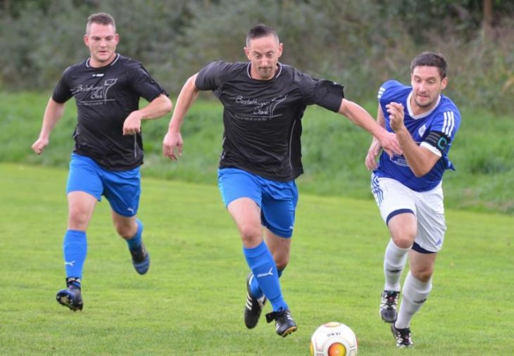 Die Altensittenbacher wehrten sich nach Leibeskräften, waren den Kickern des FC Ottensoos aber in allen Belangen unterlegen. Hier verfolgen Thorsten Pickel und Daniel Wolff FCO-Kapitän Peter Straußner (v. links).