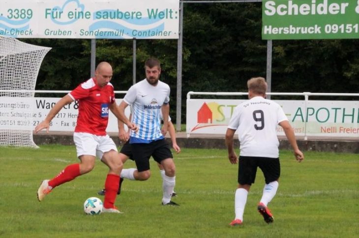 Kapitän Julian Pawlik – hier gegen Stefan Umlauf und Andreas Anzer – erzielte mit einem abgefälschten Freistoß für die Zweite des 1.FC Hersbruck im Reserveduell gegen Neuhaus das Tor des Tages.