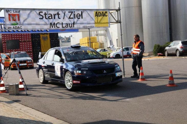 Mit der Startnummer 4 ging der spätere Gesamtsieger Patrik Dinkel (AMC Coburg) mit seinem Mitsubishi Evo 9 RS und der Beifahrerin Alessandra Baumann (AC Deggendorf) in Neuhaus an den Start.