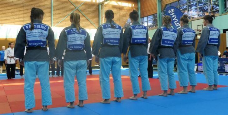 Bei den Saisonabschlusskämpfen in Sindelfingen unterlagen die Neuhauser Judodamen zwar sowohl dem Gastgeber als auch der Mannschaft aus Weimar. Trainer Achim Schauer blickt trotzdem zufrieden auf die Saison.