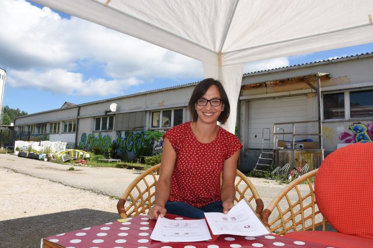 Alina Mörsdorf vor der Kleiderkammer der Neunkirchener Flüchtlingsinitiative „9kirchen hilft“. Seit die Asylbewerber angekommen sind, ist ihre Akzeptanz im Ort gestiegen, sagt die 32-Jährige.