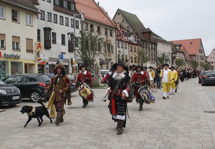 150 Wallensteiner ziehen durch Altdorfs Innenstadt.