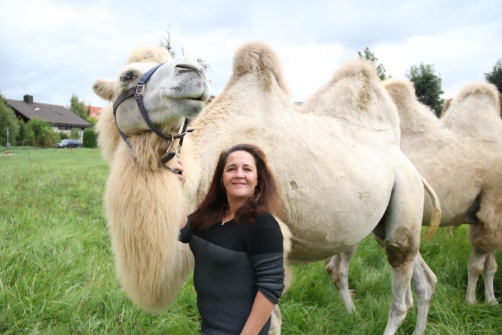 Silvia Frank, Teil der Zirkusfamilie, war bis vor vier Jahren selbst noch als Artistin in der Manege aktiv. Heute hilft sie dort aus, wo beim Circus Paul Busch angepackt werden muss.