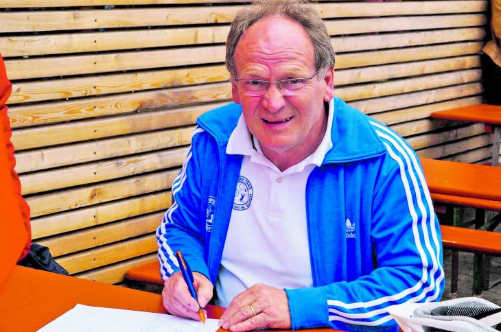 Verdammt lang her! Als sich die Rascher und die Woffenbacher das letzte Mal in einem Punktspiel duellierten Stand die mauer noch und war der heutige Abteilungsleiter Fritz Merkel selbst noch am Ball.