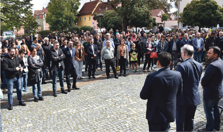 Mehr als 300 Menschen demonstrierten in Röthenbach für ein friedliches Miteinander.