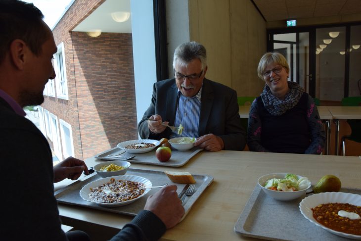Bürgermeister Konrad Rupprecht testete das Mensa-Essen am Freitag – und war durchwegs zufrieden.