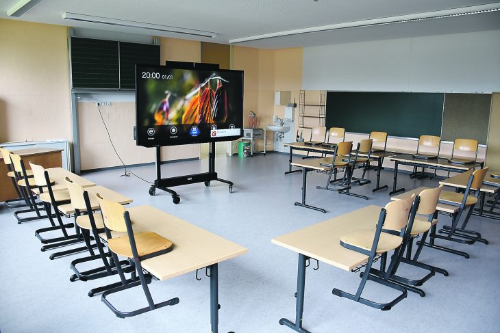 Frisch gestrichen, mit neuem Boden und spezieller Akustikdecke ausgestattet ist dieses Klassenzimmer an der Grundschule in Bühl. Highlight ist das nagelneue LED-Board in der Mitte des Raumes.