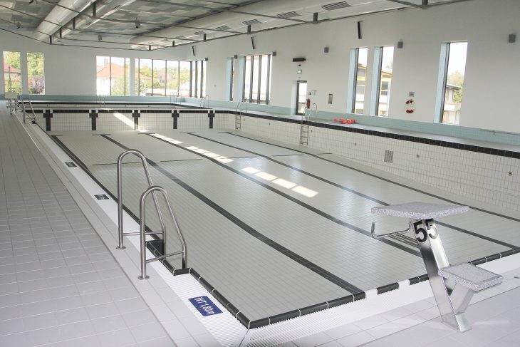 Deprimierend für die Schwimmer in und um Altdorf: Im neuen Hallenbad sind die Becken leer. Erst in der Woche nach den Herbstferien öffnet das Bad wieder.