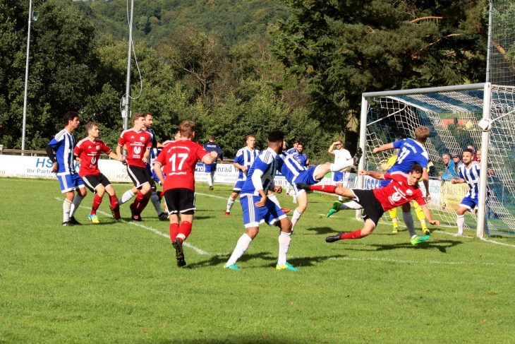 In einer torreichen Partie setzte sich die SpVgg Hüttenbach (in Rot) mit 5:0 gegen die Bayern Kickers durch. Foto: M. Langhans