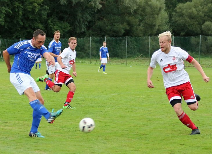 Im Topspiel wieder an Bord: Raschs Spielertrainer Florian Schmidt (links).