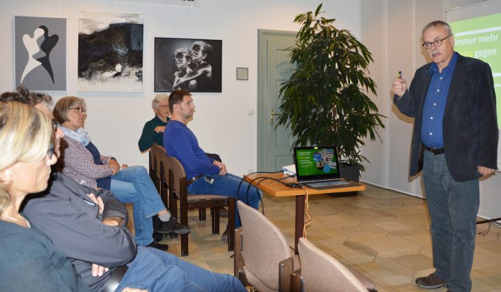 Uwe Kekeritz (r.) kritisierte die Entwicklungspolitik. Bildmitte: Grünen-Ortsvorsitzender Christian Puppa.