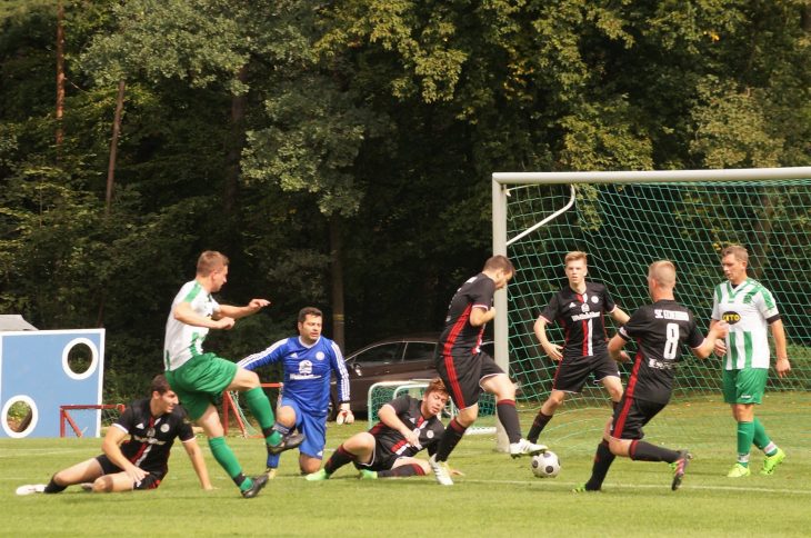 Mit diesem Schuss findet Tobias Prosch (Nr. 5) die Lücke und der Ball durch die vielbeinige Abwehr der Eckenhaider Reservisten den Weg zum 0:1 ins Tor. Foto: M. Keilholz