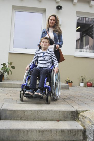Hier gehts zum Pausenhof für die 3.- und 4.-Klässler - eine von mehrern Treppen in der Schule bzw. auf dem Schulgelände, die Luis mit seinem Rollstuhl nicht bewältigen kann. Seine Mutter Simone Kammerer weiß nun, dass die Einbauten von Aufzug und Rampen wohl erst nach dem Weggang von Luis fertigestellt sein werden.