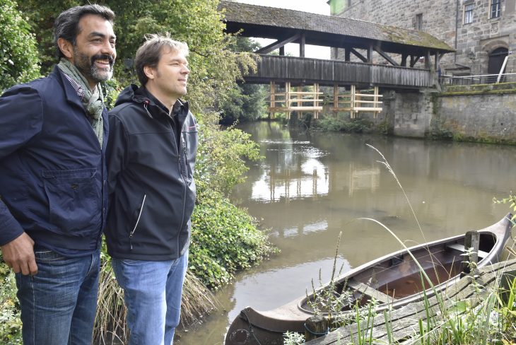 Fotograf Chandra Moennsad und Autor Andreas Hessenauer, hier an der Pegnitz in Lauf, erzählen von „Menschen am Fluss“.