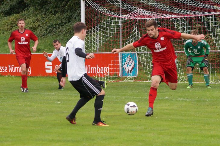 Die Eckenhaider Reserve - rechts Franz Winklbauer - ging auch im Neulingsduell in Offenhausen leer aus und ziert damit weiter mit null Punkten das Tabellenende der Kreisklasse 4. Foto: M. Keilholz