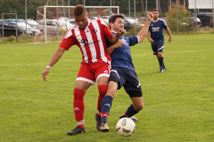Mario Bickel vom TSV Lauf (links), der sich hier einen packenden Zweikampf mit Henfenfelds Felix Völkel liefert, rettete seinen Farben mit seinem Tor zum 2:2-Ausgleich einen Punkt. Foto: M. Keilholz