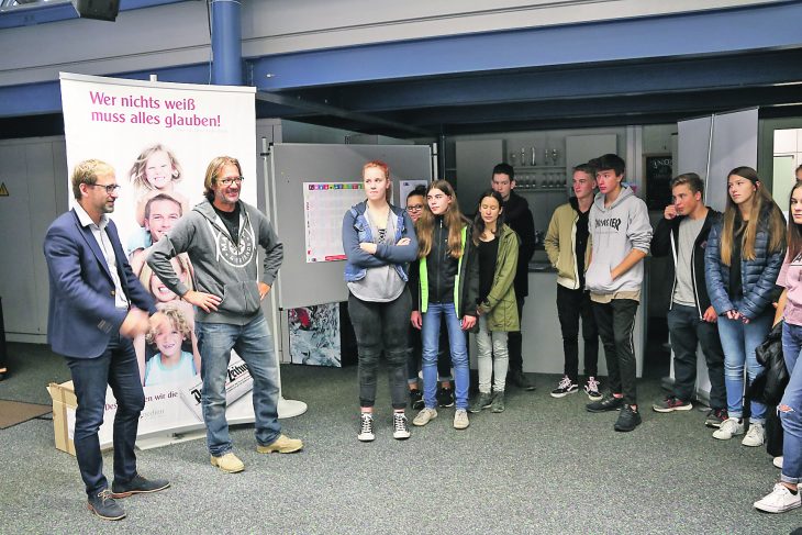 Kai Herrmann, Verleger der Pegnitz-Zeitung (ganz links), erklärt Schülern der Montessori-Schule, was es mit der U18-Wahl auf sich hat.