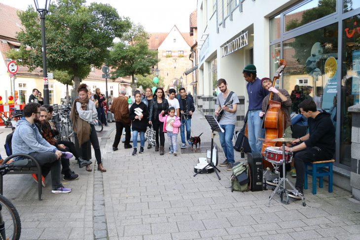 Auch außerhalb der Altstadt spielt die ein oder andere Band für die Passanten.