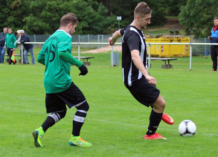 Zwei Spieler mit der Rückennummer 16 im direkten Duell, links der Leerstettener Marco Rupp und rechts der Rummelsberger Filip Simic.