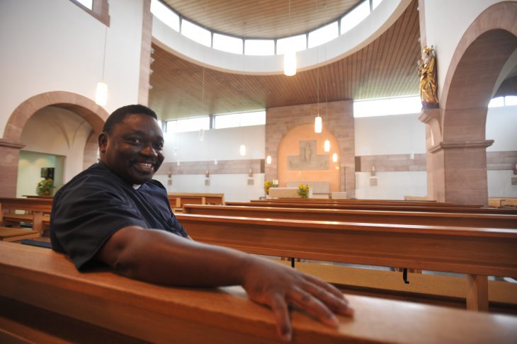 In St. Otto in Lauf feierte Pfarrer Ephrem Dannon aus Benin in den vergangenen Wochen Gottesdienste – er war als Vertretung zum dritten Mal in der Pegnitzstadt.