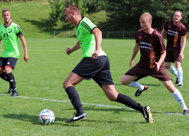 Duell im Mittelfeld zwischen Dominik Dötsch (links) von der Ezelsdorfer Reserve und dem Eismannsberger Matthias Hupfer (rechts).