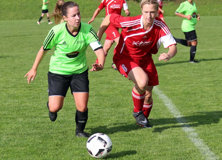 Die Ezelsdorferin Sabine Wrosch (links), hier im Zweikampf mit Katrin Heiss, machte viel nach vorne und legte auch zur 1:0-Führung für den FCE auf.