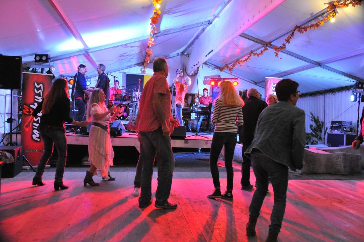 Zur Musik von Musikuss schwangen die Besucher beim Schwaiger Schlossfest die Tanzbeine.