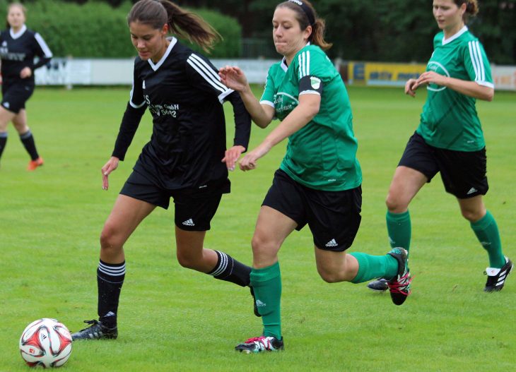 Ein engagiertes Laufduell zwischen Ina Pickelmann (links) vom FC Stöckach und der Diepersdorfer Mannschaftsführerin Nadine Hartrumpf (rechts).