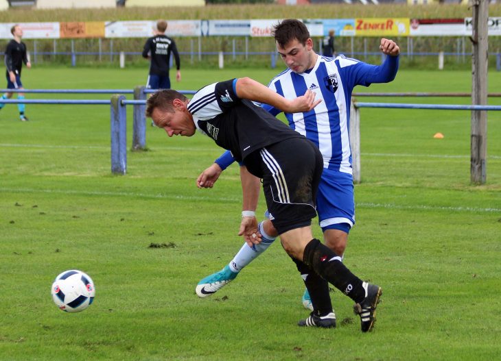Kein Respekt vor dem Alter, der Schwander Daniel Rißmann (r.) attackiert den Winkelhaider Oldie Gerd Bachmeier.